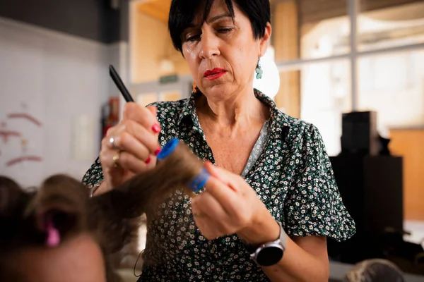 Female Hairdresser Curling Lock Her Clients Hair Hairdressing Session Hair — ストック写真