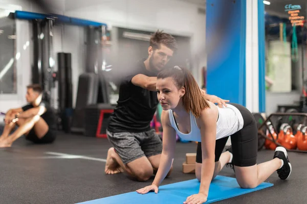 Female Trainee Exercises While Being Coached Her Personal Trainer Crossfit — Foto de Stock