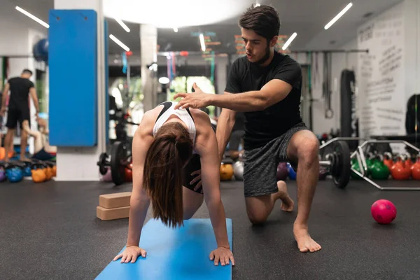 Coach Correcting Posture Female Trainee Training Session Gym — Foto de Stock