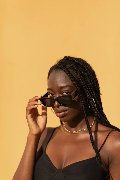 Close Portrait Young Black Woman Looking Camera Expressive Gaze Glasses — ストック写真
