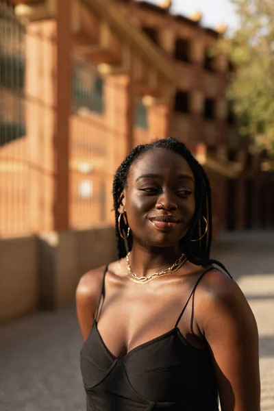 Young Black Woman Posing Carefree Her Arms Her Back Street — 图库照片