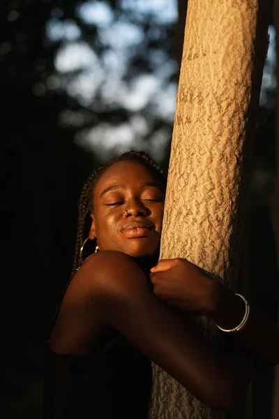 Close Portrait Young Black Woman Embracing Tree Love While Closing — Fotografia de Stock