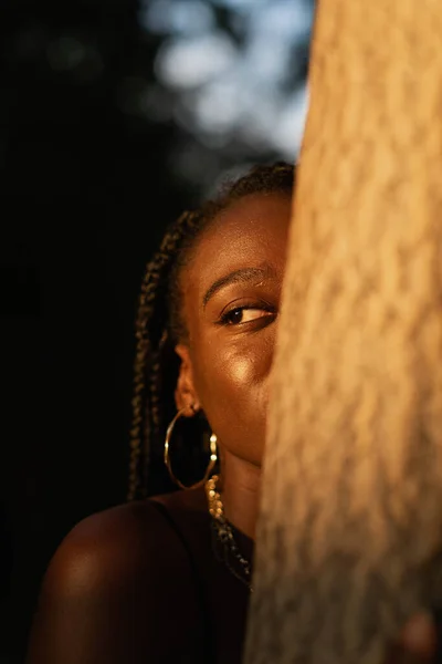Close Portrait Young Black Woman Hiding Half Her Face Tree — ストック写真