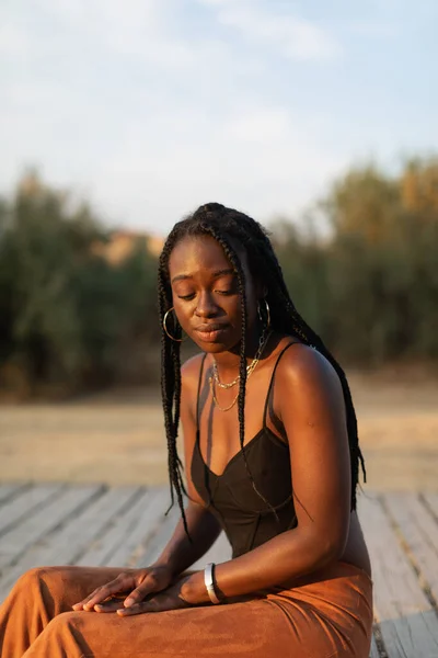 Portrait Young Black Female Sitting Relaxing Park Beautiful Summer Sunset — Stockfoto