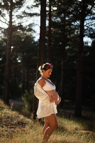 Беременная Женщина Ласкает Свой Живот Своего Будущего Ребенка Шелковом Халате — стоковое фото