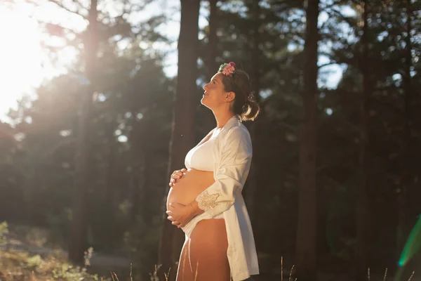 Une Femme Enceinte Caresse Son Ventre Son Futur Enfant Portant — Photo