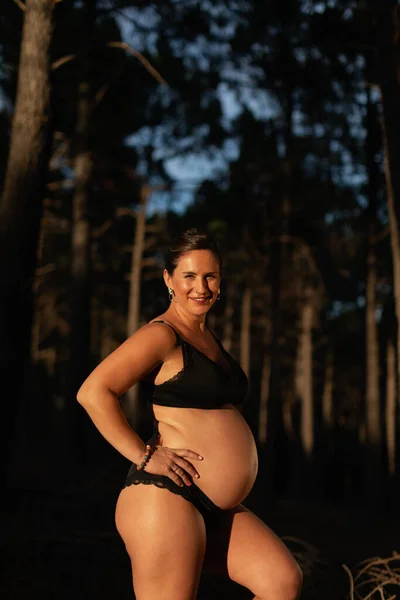 Une Femme Enceinte Caresse Son Ventre Sourit Caméra Portant Des — Photo