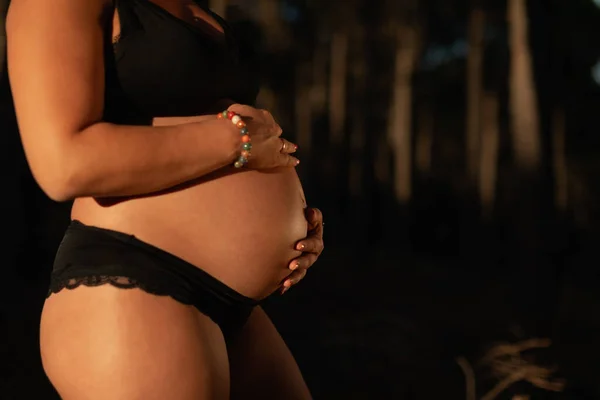 Close Portret Van Een Zwangere Vrouw Strelen Haar Buik Dragen — Stockfoto