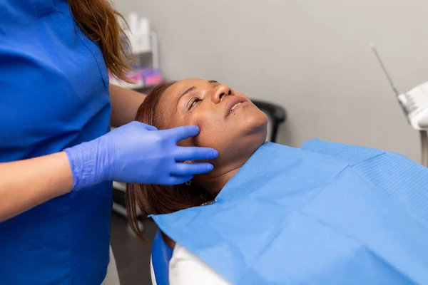 歯医者で治療する前に歯の椅子に寝そべっていた黒人女性 — ストック写真