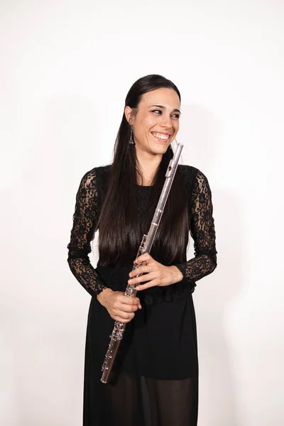 Una Giovane Elegante Flautista Femminile Sorride Guarda Lato Mentre Tiene — Foto Stock