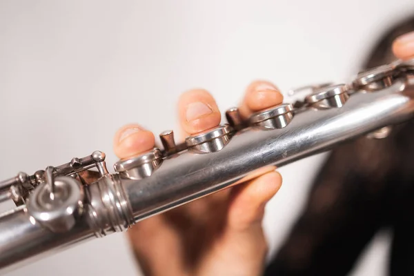 Close Hand Female Flutist Showing Correct Technique While Playing — Stock Photo, Image