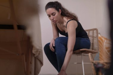 Bir hasta, masajdan sonra spor ayakkabılarını giyer. Bu da onu rahatlatır ve iyileştirir.