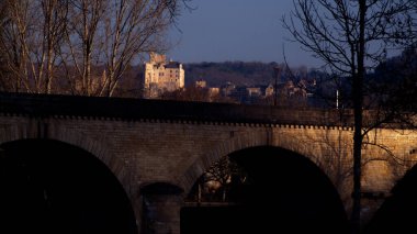 Castelnaud-la-Chapelle şehrindeki köprünün manzarası 