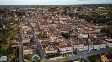 Gün batımında Prigord, Dordogne 'daki Monpazier' in güzel bastide köyünün geniş açılı görüntüsü.