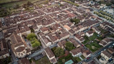 Monpazier 'in Bastide' ı gün batımında drone tarafından vuruldu.