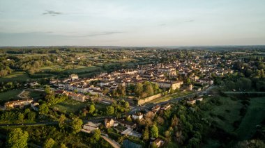 Gün batımında Prigord, Monpazier, Dordogne, Nouvelle Aquitaine 'deki güzel küçük köyün en iyi görüntüsü.