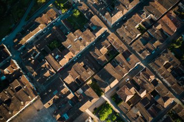 Günbatımında Prigord 'daki güzel küçük Monpazier köyünün manzarası Dordogne, çerçeveli aziz Dominique kilisesinde.