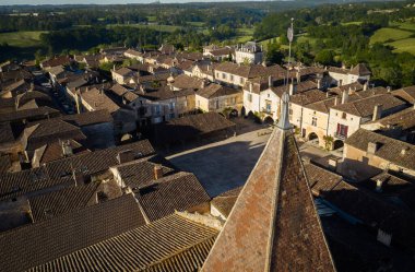 Place de Cornires de Monpazier 'in havadan görünüşü - Saint-Dominique Kilisesi' nin çan kulesi, Dordogne