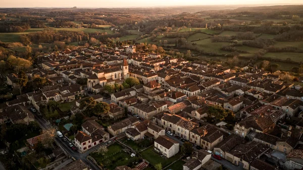 Gün batımında Prigord, Dordogne 'daki küçük Monpazier köyünün güzel günbatımı. İHA atışı