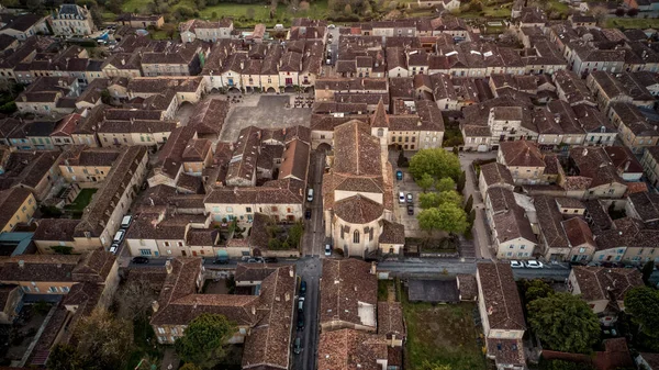 Gün batımında Prigord, Dordogne 'daki güzel küçük Monpazier köyünün insansız hava aracı manzarası.