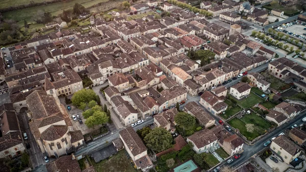 Monpazier 'in Bastide' ı gün batımında drone tarafından vuruldu.