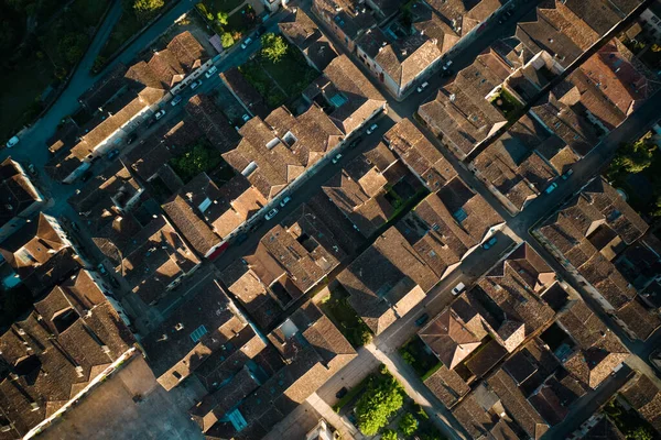 Günbatımında Prigord 'daki güzel küçük Monpazier köyünün manzarası Dordogne, çerçeveli aziz Dominique kilisesinde.