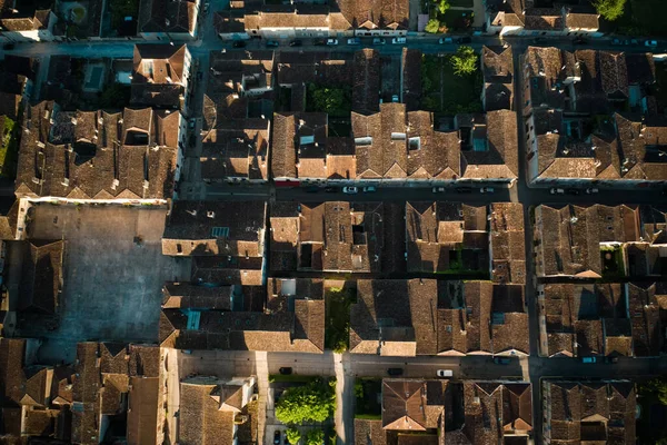 Gün batımında Prigord, Monpazier 'deki güzel küçük köy, Dordogne, Aziz Dominique kilisesinde.
