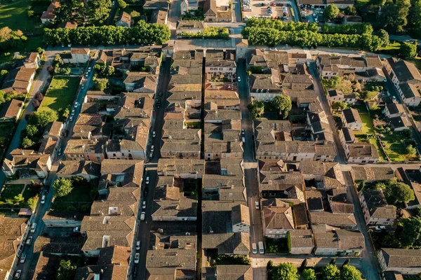 Prigord, Dordogne 'daki küçük Monpazier köyünün büyük, güzel hava görüntüsü.
