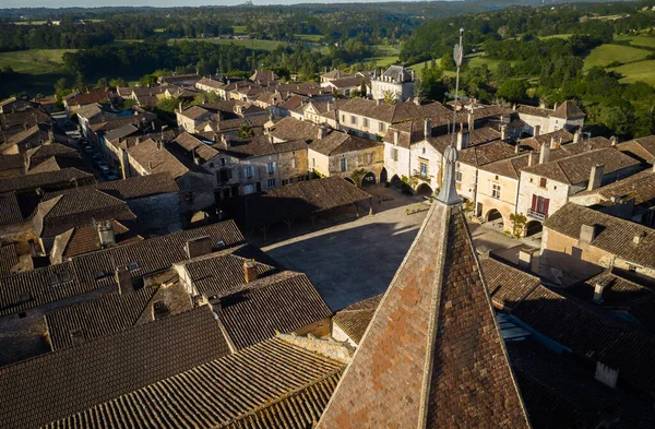 Place de Cornires de Monpazier 'in havadan görünüşü - Saint-Dominique Kilisesi' nin çan kulesi, Dordogne