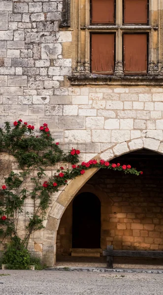 Red Roses Grow Beautiful Romanesque Architecture Small French Village South — 스톡 사진
