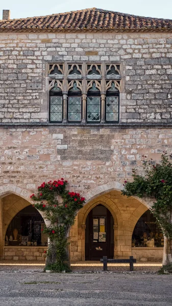 Beautiful Roman House Red Roses Grow Beautiful Arch Small French — 스톡 사진