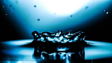 Mavi arkaplanlı su sıçraması