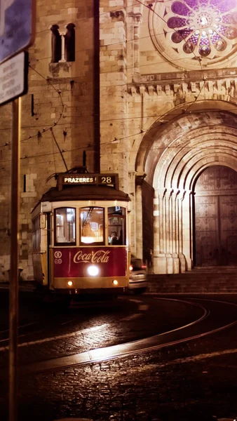 Старый Трамвай Старом Городе Лиссабона Церковью Заднем Плане Ночью — стоковое фото