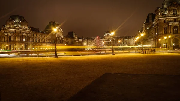 Широкоугольный Вид Музей Лувра Париже Ночью Пирамидами Сумерках Снятых Длительной — стоковое фото