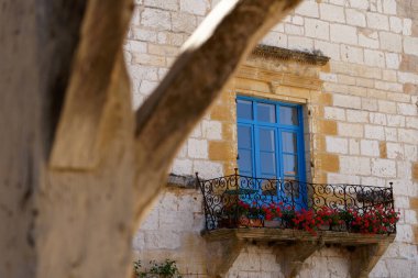 Fransa 'nın Monpazier şehrinde balkonlu bir pencere.