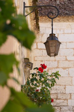 Eski binanın arka planında güzel bir sokak lambası.