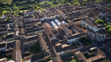 Monpazier köyünün havadan görünüşü