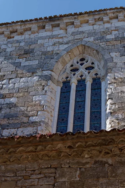 Pencereli eski tuğla duvar