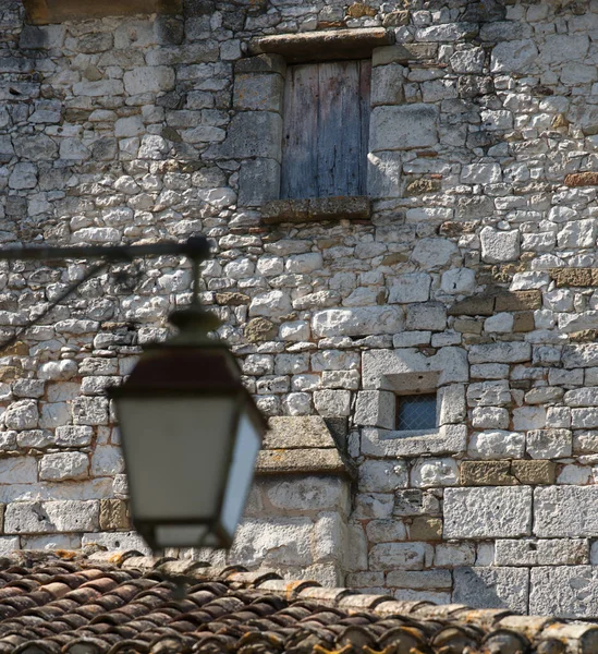 Pencereli eski taş duvar