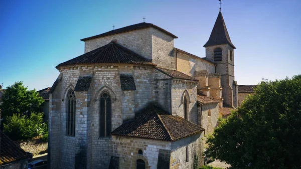 Monpazier şehrinin eski kasabasında kutsal üçlemenin varsayıldığı kilise.