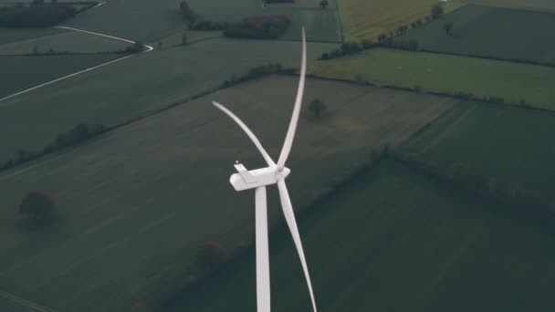 Schöne Filmische Drohnenaufnahme Von Einzelnen Weißen Windturbinen Die Sich Drehen — Stockvideo