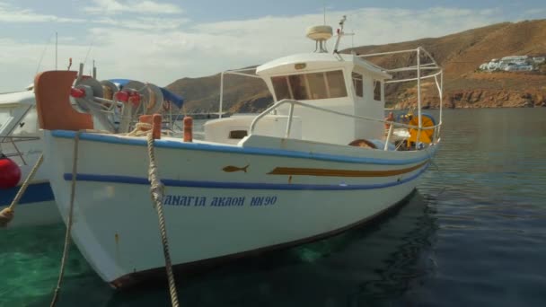 在希腊埃利阿里港阿莫戈斯岛上停泊的典型渔船的广角镜头 — 图库视频影像