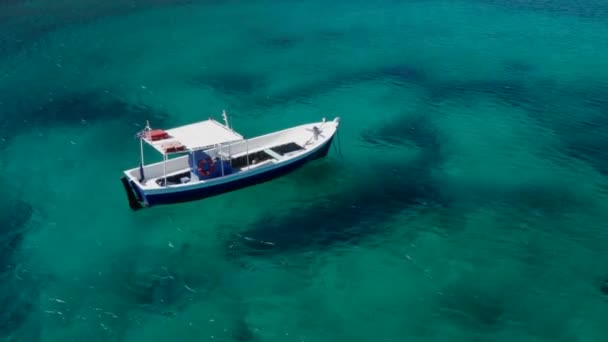 Liten Traditionell Grekisk Fiskebåt Vik Förankrad Drone Skott Segelbåt Grekland — Stockvideo