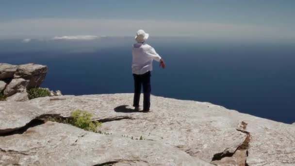 Gyakorolja Qigong Előtt Kék Óceán Cyclades Szigetek Görögország Lövés Drón — Stock videók