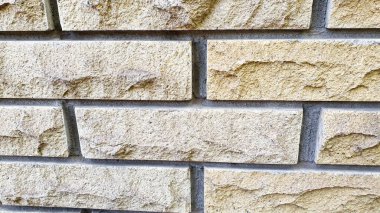 Duvar ve zemin ustası. Çeşitli taş dokuları. Çok renkli bir arka plan. Seçici odak.