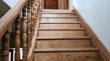 İç mimari ürünler. Ahşap merdiven, duvarda lamba. Seçici odak.