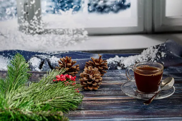 一杯带有红糖的芳香咖啡 圣诞装饰品 圣诞树的枝条 假期的概念新年 在木制的背景上 复制空间 — 图库照片