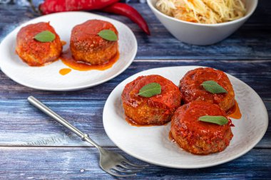 Soğanlı ve havuçlu domates suyunda balık keki. Diyet olsun. Lahana turşusu. Koyu ahşap bir arka planda. Boşluğu kopyala