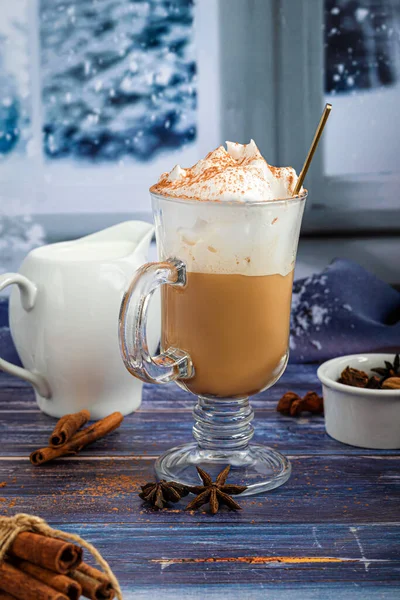 Latte Kopi Panas Dengan Tongkat Kayu Manis Ditaburi Kayu Manis — Stok Foto