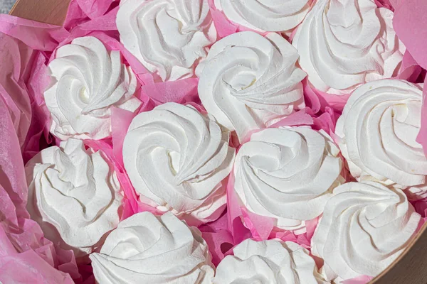 Marshmallows feitos à mão em pacotes de madeira em um contexto leve com flores. O conceito dos feriados Dia das Mulheres e Dia dos Namorados. — Fotografia de Stock